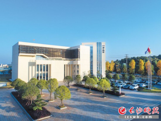 　　湘江关西涂料一期去年4月底正式投产，提前追加投资的二期正在加紧建设，项目全部建成后，将成为全国最大的专业涂料生产基地和研发中心。<br /><br /><br /> 均为望城高新区供图