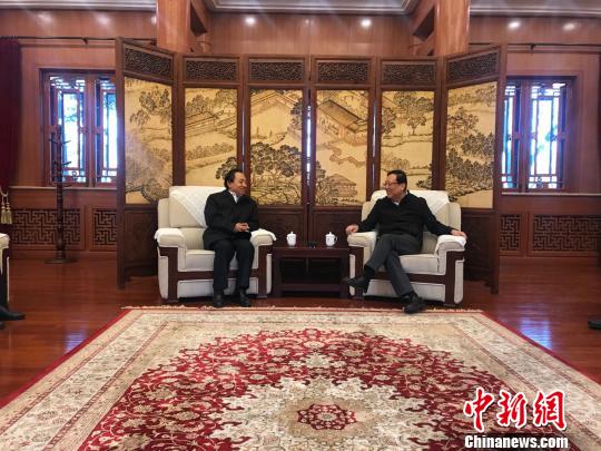 北京大学校长郝平(右)与山西省文物局局长雷建