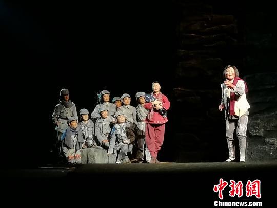 以沂蒙山革命根据地党政军民“水乳交融、生死与共”的革命历史为创作背景的民族歌剧《沂蒙山》19日在山东济南首演。　孙婷婷 摄