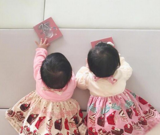 张杰双胞胎女儿穿裙亮相 模样十分可爱