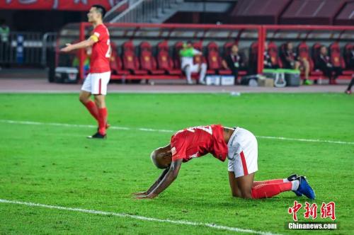 资料图:无序市场下资本泛滥将导致联赛的恶性循环。<a target='_blank' data-cke-saved-href='http://www.chinanews.com/' href='http://www.chinanews.com/'>中新社</a>记者 陈骥旻 摄 点击进入下一页