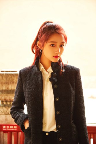 关晓彤冬日故宫写真照曝光,立领外套配长靴帅