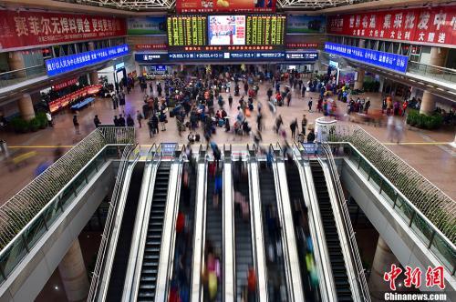 資料圖：2017年春運期間的北京西站候車大廳。<a target='_blank'  data-cke-saved-  ><p  align=