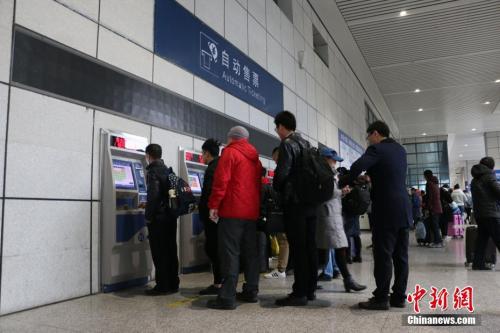 資料圖：旅客正在自助購票。林馨 攝