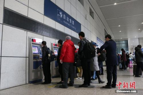 资料图：旅客正在自助购票。林馨 摄