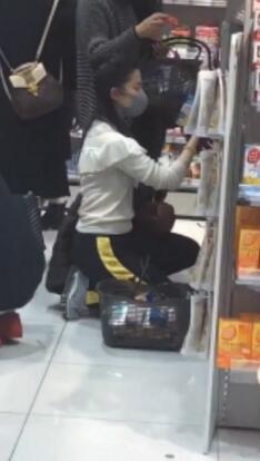 网友日本偶遇刘亦菲选购药妆 戴口罩也难掩挺