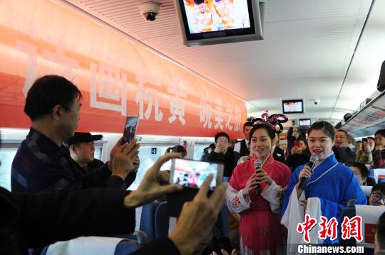 中国铁路上海局集团有限公司合肥客运段乘务员为旅客们表演黄梅戏。　张娅子 摄