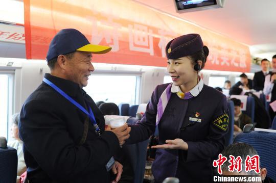列车长为旅客们献上安徽名茶。　张娅子 摄