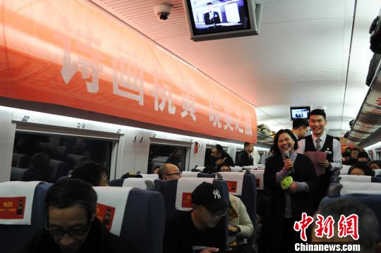 南京乘客姜女士说，经常要从南京到千岛湖，以前只能中转，每次耗时5小时以上，现在只要3小时，太方便了。　张娅子 摄