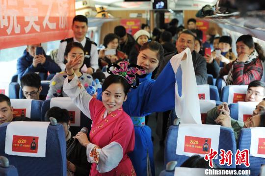 中国铁路上海局集团有限公司合肥客运段乘务员为旅客们表演黄梅戏。　张娅子 摄