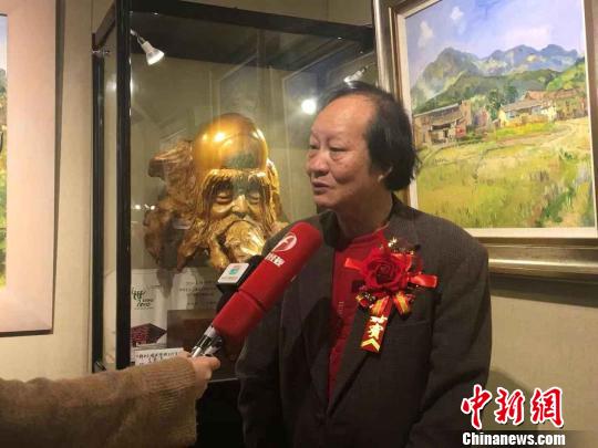 福建著名根雕藝術家鄭大木接受採訪。　葉秋雲 攝