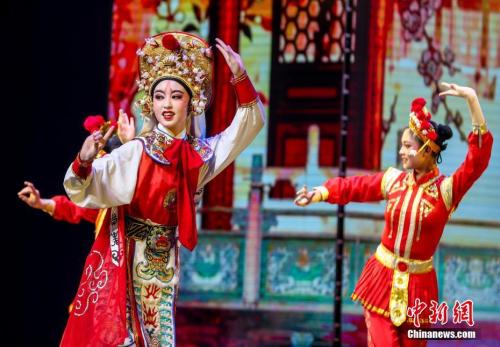 资料图：小学生们表演的中华传统戏曲选段。 <a target='_blank'  data-cke-saved-href='http://www.chinanews.com/' href='http://www.chinanews.com/'><p  align=