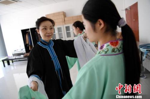资料图：戏曲名家为大学生授艺。　田进 摄