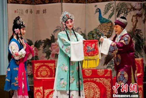 资料图：传统戏曲大剧《锁麟囊》在甘肃大剧院上演。　钟欣 摄