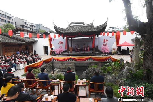 12月27日，以“新时代？新漆境”为主题的2018福州国际漆艺双年展在福州朱紫坊历史文化街区开幕。　记者刘可耕 摄