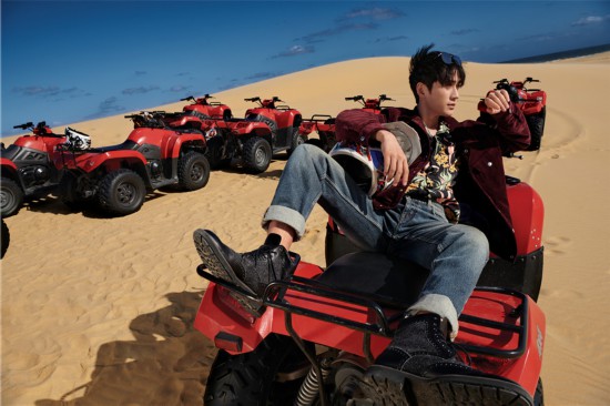 朱一龙首本个人写真集上线 诠释都市儒雅绅士