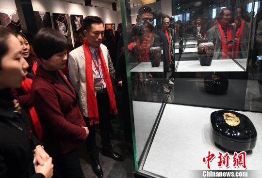 此次展览吸引了来自中国、美国、德国、法国、澳大利亚、日本等9个国家及地区的180多名艺术家、近300件作品参展。　记者刘可耕 摄
