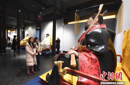 本次展览以著名雕塑家、中央美院雕塑系教授田世信的大型脱胎漆艺雕塑《王者之尊》作为主展品。　记者刘可耕 摄