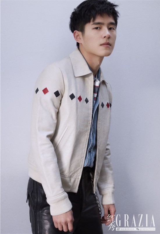 刘昊然登杂志开年封面 清冽眼神诠释少年棱角