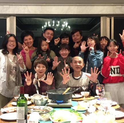小S全家福曝光气氛十分欢乐三个女儿颜值获赞