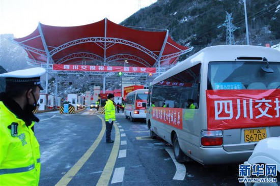 (经济)(5)川藏“新干线”雅康高速公路全线建成并试通车