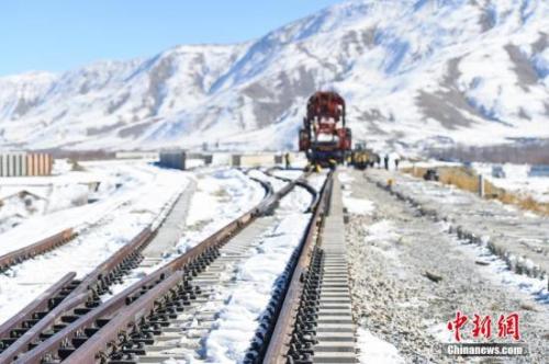 资料图:拉萨周围大面积降雪,川藏铁路拉林段贡嘎县境内施工现场气温骤降。中铁十一局的建设者们顶着严寒,在冰天雪地中持续铺轨施工。何蓬磊 摄