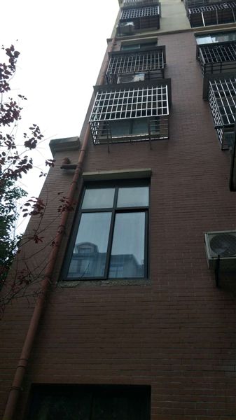 bob投注:踩在防盗网上做清洁 南充一保洁员不幸坠亡