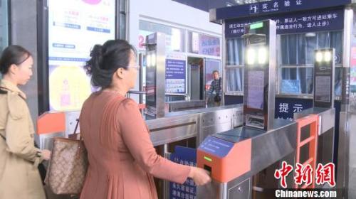 资料图:旅客凭身份证通过电子人脸识别检票闸机 李宇凡 摄