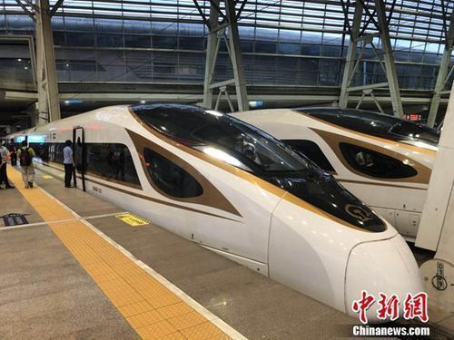 资料图:复兴号动车组在京津城际铁路按照时速350时速达速运行。冷昊阳 摄