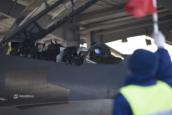 歼11战斗机万米高空二对三实战对抗演练