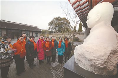 江苏各地举行活动纪念周恩来总理逝世43周年