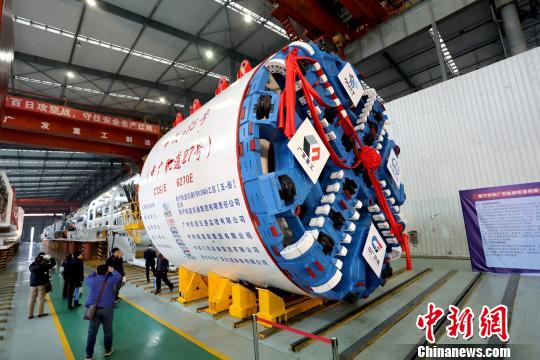 图为“中铁685号”气垫式直排泥水-土压双模式盾构机。南宁中铁广发轨道装备有限公司提供