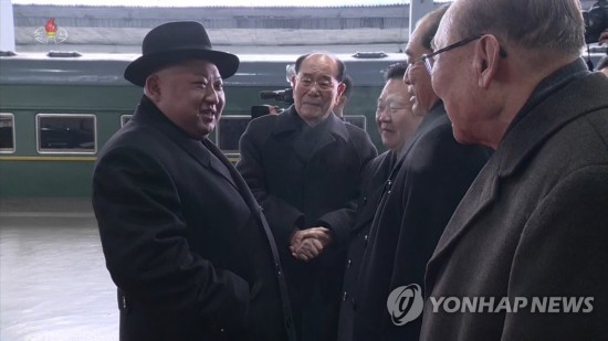 金正恩结束访华返回平壤 戴黑色礼帽与党政军