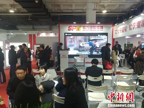本次图书订货会上的读者们。上官云 摄