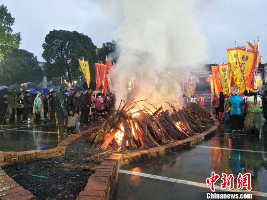 村民祭魚神祈求來年風調雨順 施紫楠 攝