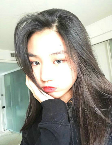 汪峰大女儿小苹果晒化妆后自拍 被赞美过章子