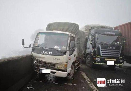 雅西高速昨日发生多车追尾事故 造成1死3伤