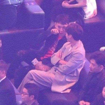 霸道总裁被调戏 李易峰一脸宠溺捏王思聪的脸