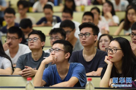 学生们在华中科技大学思政课《深度中国》课堂上认真听讲(2018年5月29