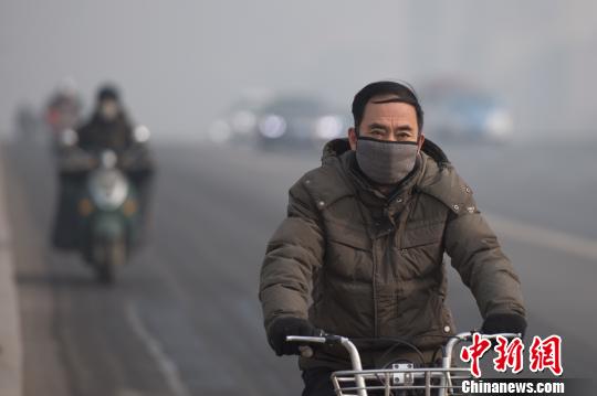 山西省要求各市要加强重污染天气会商，按照预测峰值浓度，启动相应级别预警。解除预警时，要预测空气质量达到中度污染以下持续36小时以上时才可解除。　韦亮 摄