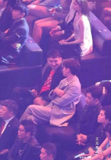 霸道总裁被调戏 李易峰一脸宠溺捏王思聪的脸