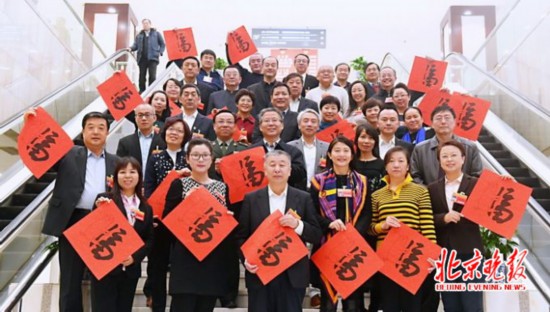 60岁老职工手画金猪抱福 祝福政协委员履职新