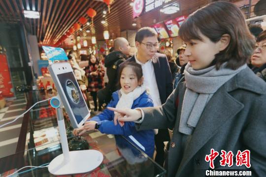 靠脸吃饭成真 中国首条刷脸支付商业街落地浙