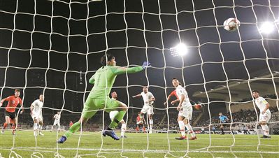 国足亚洲杯0比2负韩国 小组第二将战泰国