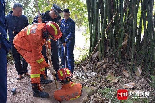 遂宁一老人失足坠井 消防下井15分钟将老人救出