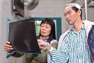 路遇现场诈骗 的哥挺身揭穿