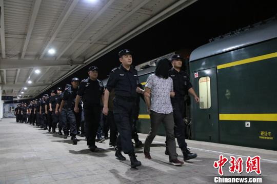 一團伙在列車上利用“斗地主”詐騙作案313起涉案42萬