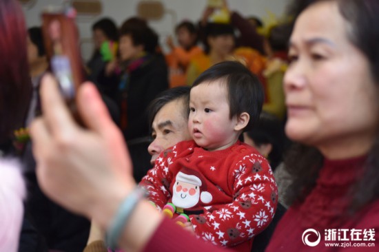 杭州:社区文化红似火 本土村晚迎新年