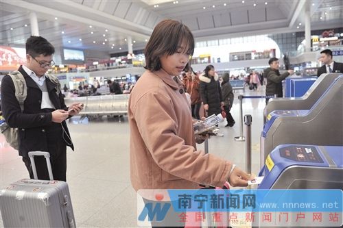 乘高铁刷身份证就可进站 春运首日极少旅客尝