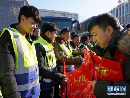 （关注春运）（3）免费大巴 让爱回家